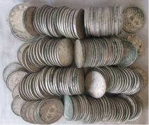广东汕头龙湖吴某在家里老宅找到大量银元