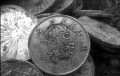 贵州云某在河边找出大量的银元