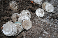 四川安县老宅挖出百枚银元 估计为解放前地主所藏