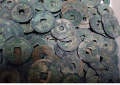 江西省南昌村民于某院子挖出6公斤古铜钱