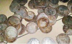 江苏冯某找到大量的银元